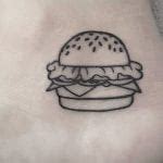 Tatuajes de hamburguesas, ¡deliciosos y divertidos!